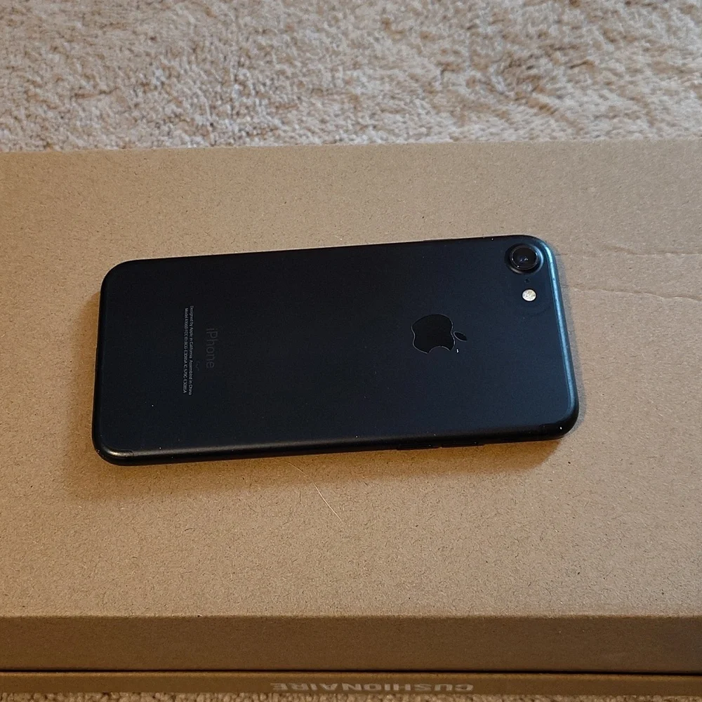 iPhone 7 - Picture 2 of 5